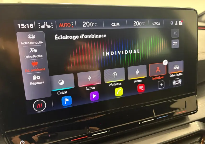 Écran tactile intérieur montrant les réglages d’éclairage d’ambiance avec interface colorée du CUPRA Formentor gris Graphène.
