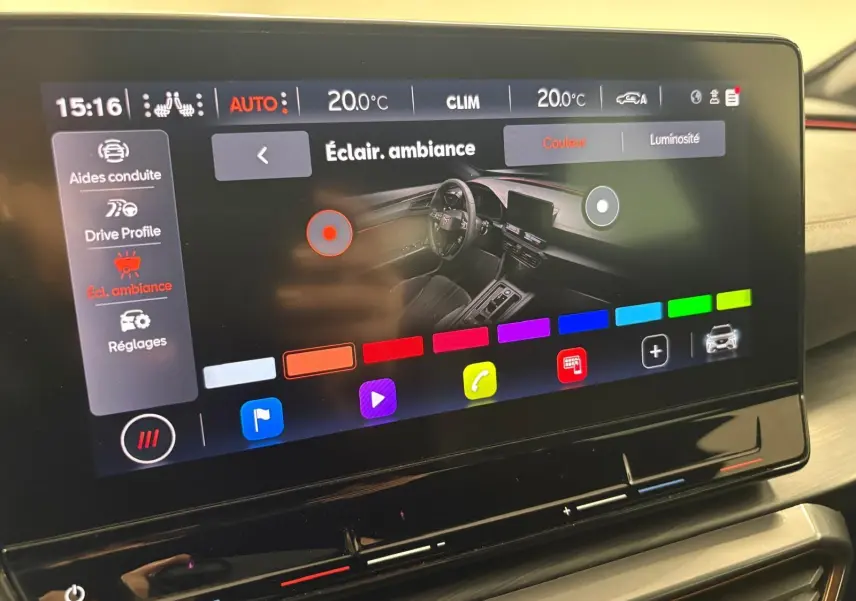 Écran tactile intérieur du CUPRA Formentor 1.5 TSI 2022 montrant le réglage de l’éclairage d’ambiance.