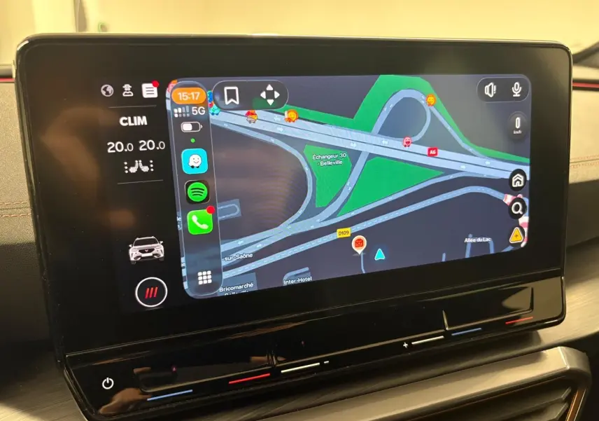 Écran tactile central du tableau de bord de la CUPRA Formentor 1.5 TSI 2022 affichant la navigation GPS et la climatisation.
