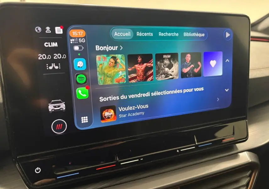Écran tactile central du tableau de bord du CUPRA Formentor 1.5 TSI 150 DSG7 avec interface multimédia et réglage climatisation à 20°C.