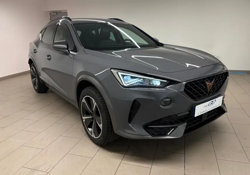 Vue 3/4 avant droit d'un CUPRA Formentor 1.5 TSI 2022 gris Graphène avec jantes alliage 18'' Performance Aero.