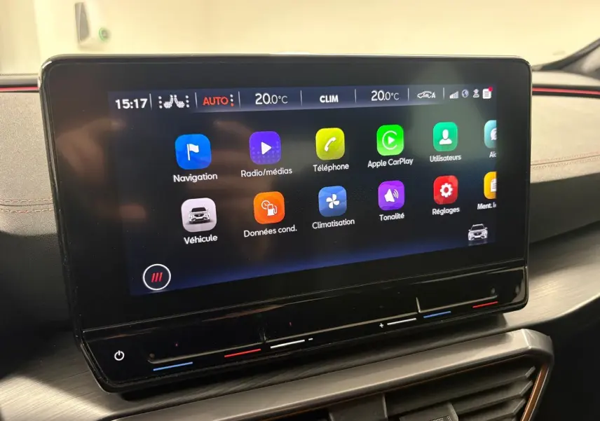Écran tactile central du tableau de bord du CUPRA Formentor 1.5 TSI 150 DSG7 avec interface multimédia colorée.