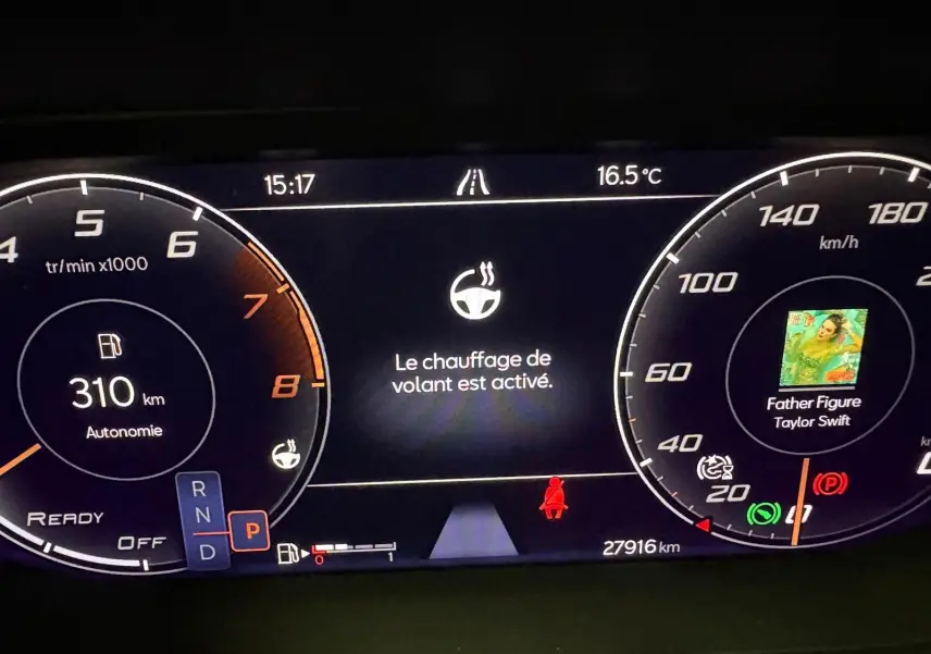 Tableau de bord numérique du CUPRA Formentor gris Graphène, affichant le chauffage du volant activé et l'autonomie à 310 km.