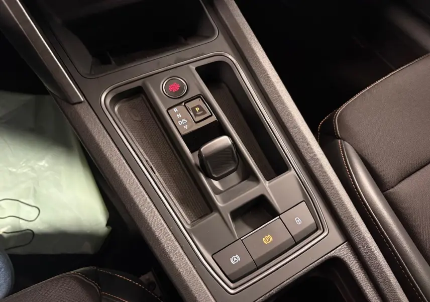 Vue rapprochée de la console centrale du CUPRA Formentor gris Graphène, avec levier de vitesses automatique et boutons de contrôle.