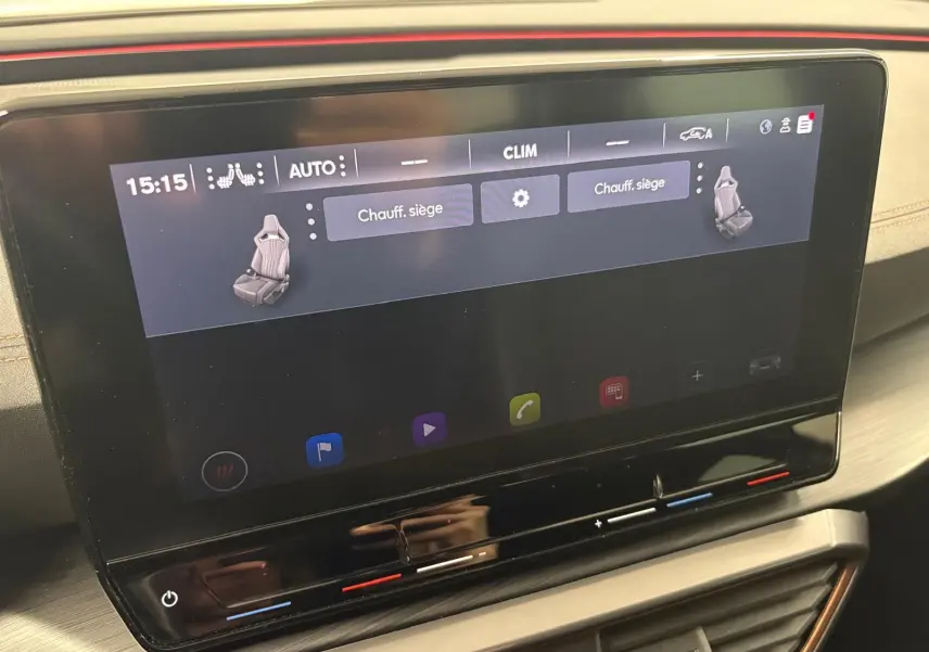 Écran tactile du système de climatisation affichant le réglage des sièges chauffants dans une CUPRA Formentor 2022.