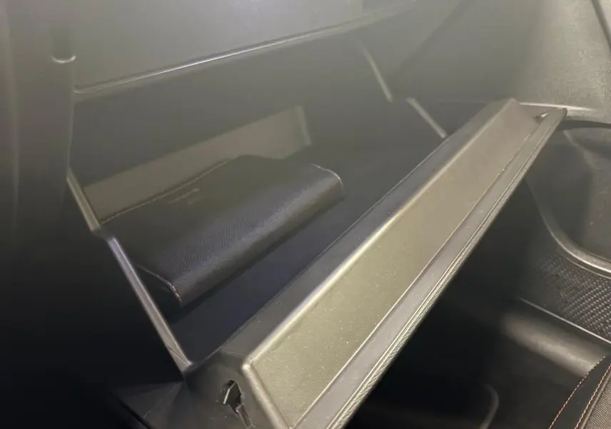 Gant de boîte à gants ouvert avec pochette noire à l'intérieur d'une CUPRA Formentor, vue intérieure côté passager.