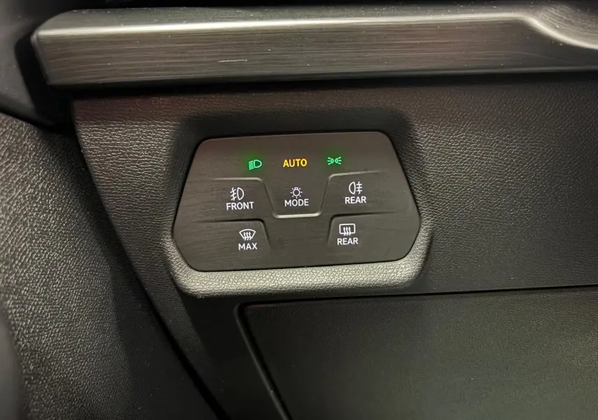 Gros plan sur les commandes d’éclairage et de désembuage du tableau de bord du CUPRA Formentor gris Graphène.