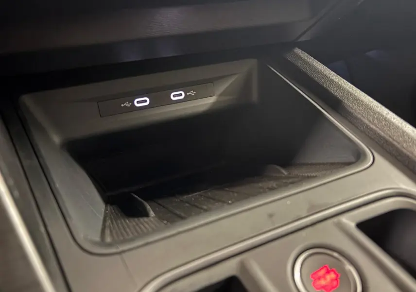 Gros plan sur la console centrale du CUPRA Formentor 1.5 TSI 2022, avec deux ports USB-C éclairés.