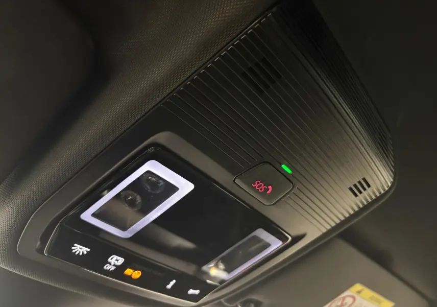 Plafonnier intérieur avec éclairage LED et bouton SOS du CUPRA Formentor gris Graphène, vue en contre-plongée.