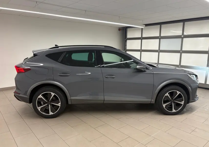 Vue de profil côté gauche d'un CUPRA Formentor 1.5 TSI 150 DSG7 en gris Graphène avec jantes alliage 18'' Performance Aero.