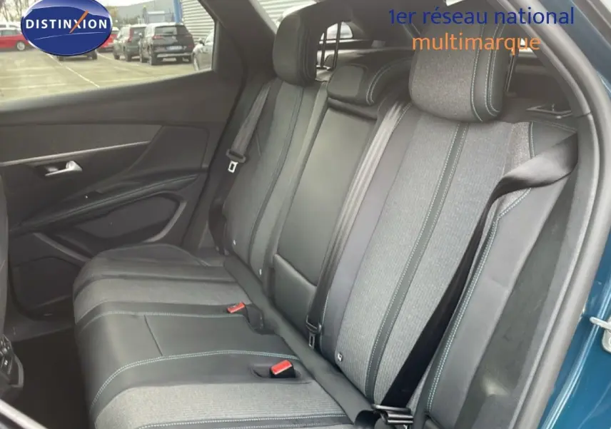Vue intérieure côté gauche des sièges arrière en tissu et cuir noir du Peugeot 3008 hybride rechargeable bleu Celebes métal 2024.
