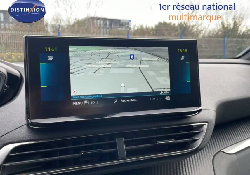 Écran tactile central du tableau de bord du Peugeot 3008 Plug-in Hybrid 2024 affichant la navigation GPS.