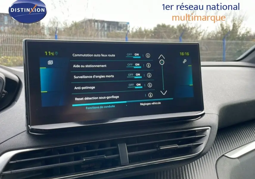 Écran tactile central du Peugeot 3008 hybride 2024 affichant les aides à la conduite, intérieur noir moderne.