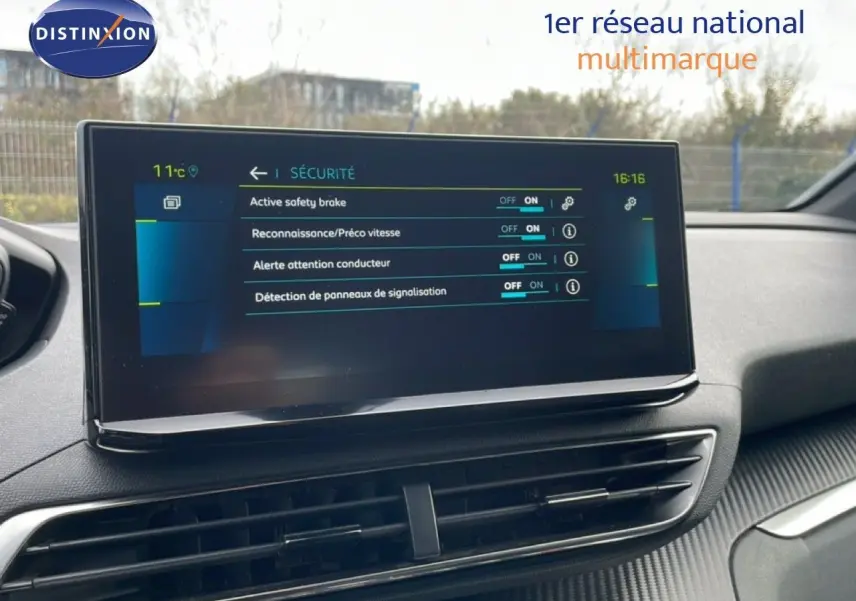 Écran tactile central du tableau de bord du Peugeot 3008 hybride rechargeable 2024, affichant les options de sécurité.