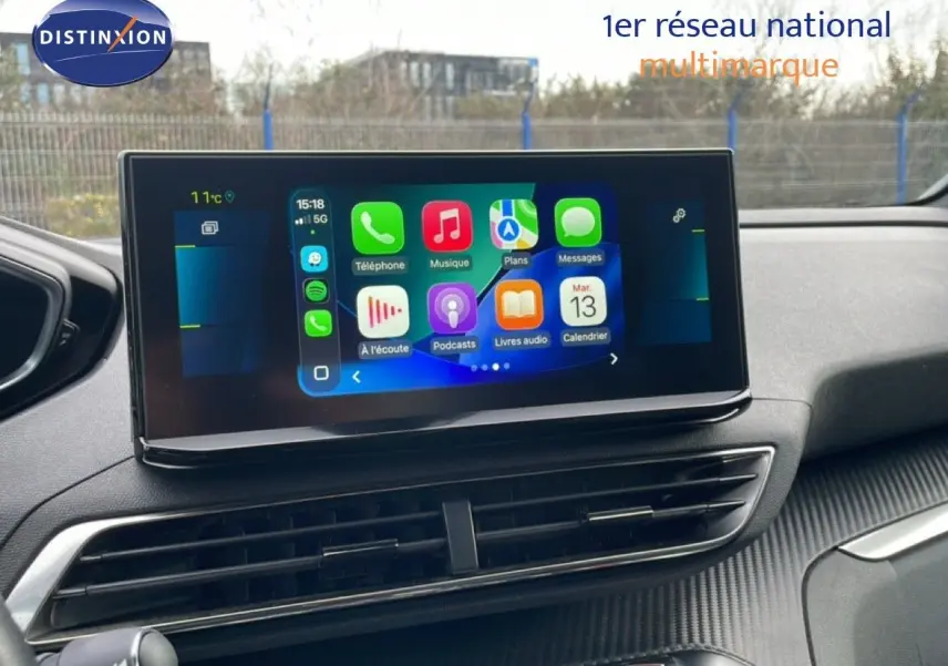 Vue intérieure centrée sur l'écran tactile multimédia du Peugeot 3008 bleu Celebes Metal, affichant Apple CarPlay.
