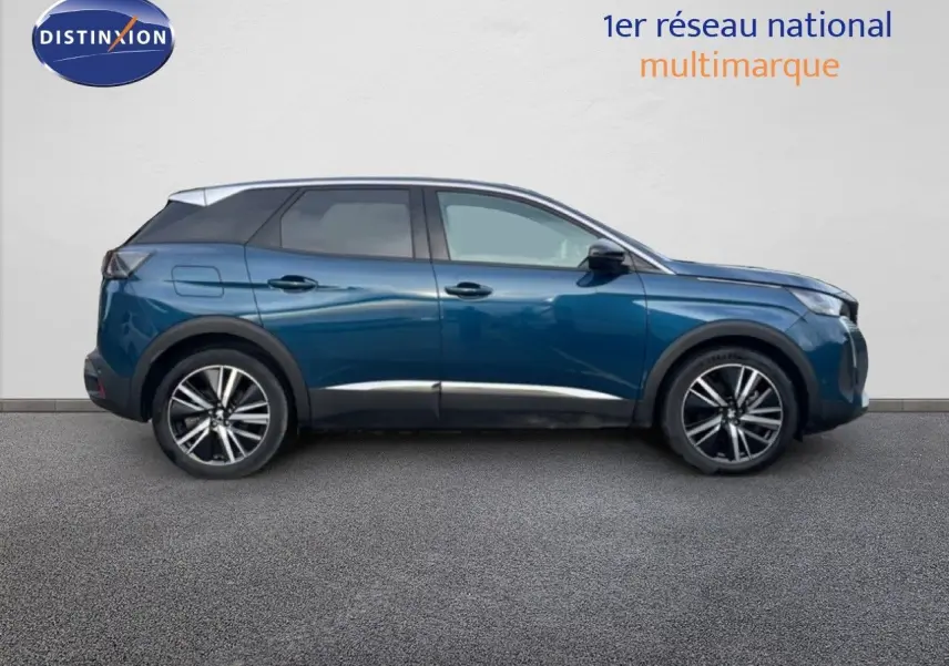 Profil droit du Peugeot 3008 hybride rechargeable 2024 en bleu Celebes Metal avec jantes alliage et toit noir contrasté.