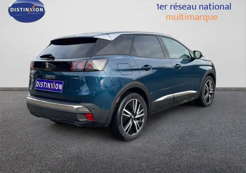 Peugeot 3008 hybride rechargeable bleu Célèbes, vue 3/4 arrière droit, jantes alliage et vitres teintées.