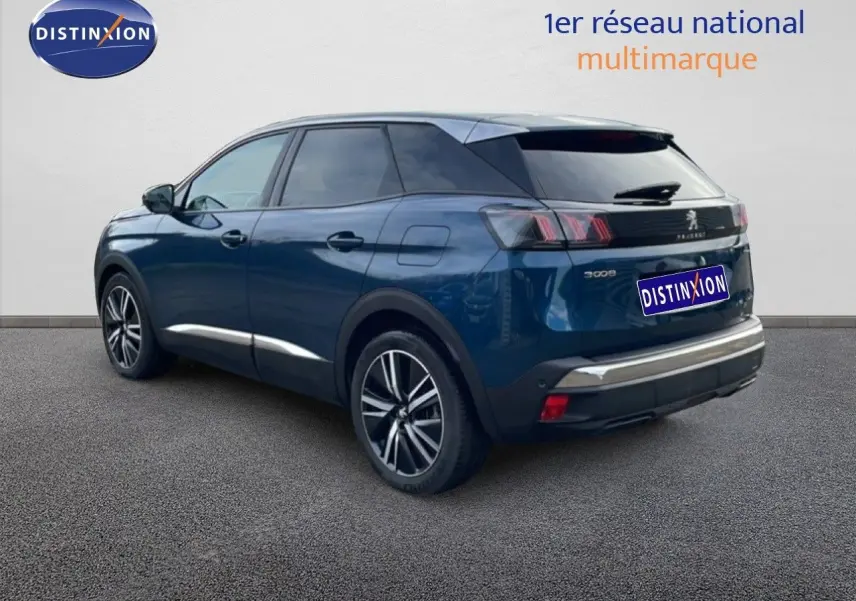 Vue 3/4 arrière droite d’un Peugeot 3008 hybride rechargeable bleu Célèbes Métal avec jantes alliage et toit noir.