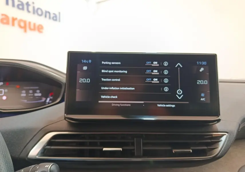 Écran tactile central affichant les réglages d’aide à la conduite sur le tableau de bord du Peugeot 5008 bleu 2023.