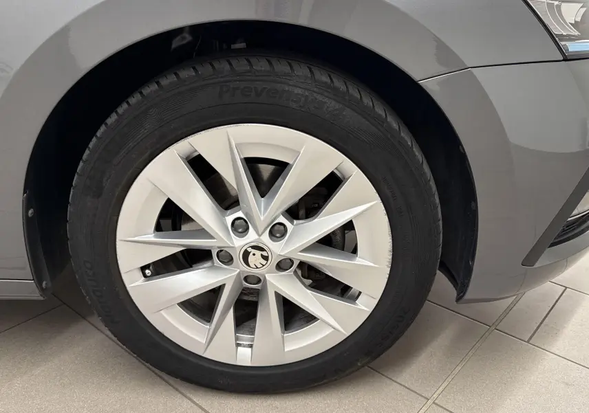 Gros plan sur la roue avant droite gris graphite d'une Skoda Octavia Combi 2023 avec jante alliage distinctive.