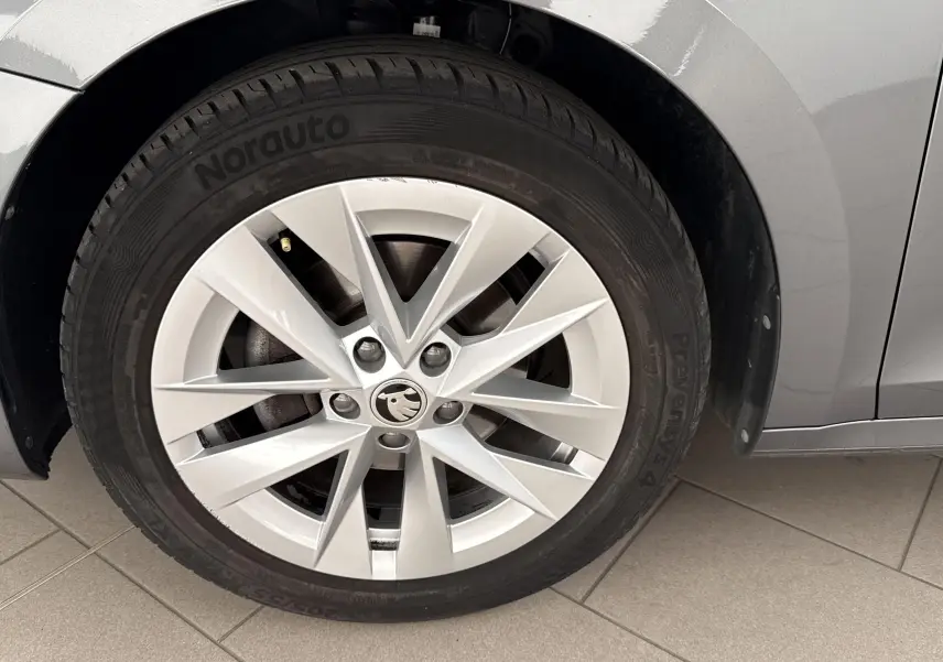 Gros plan sur la roue avant gauche gris graphite d'une Skoda Octavia Combi 2.0 TDI 150 DSG7 Style 2023.