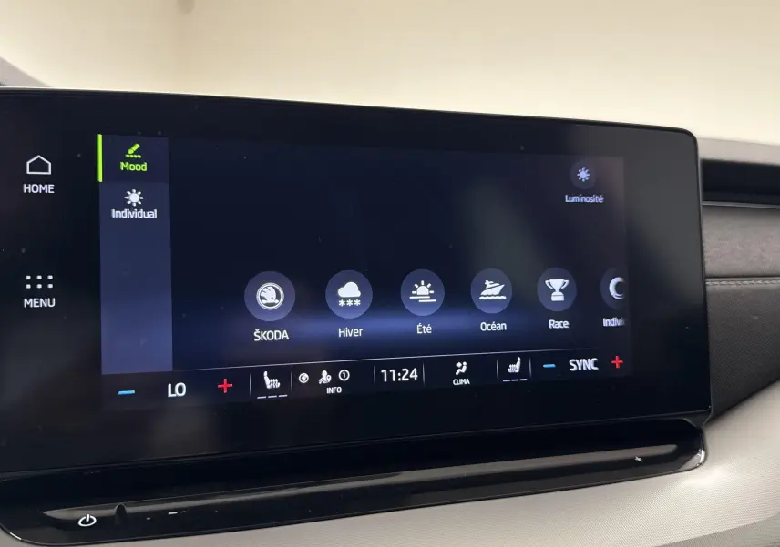 Écran tactile central de la Skoda Octavia Combi 2023 gris graphite, affichant les modes de conduite et climatisation.