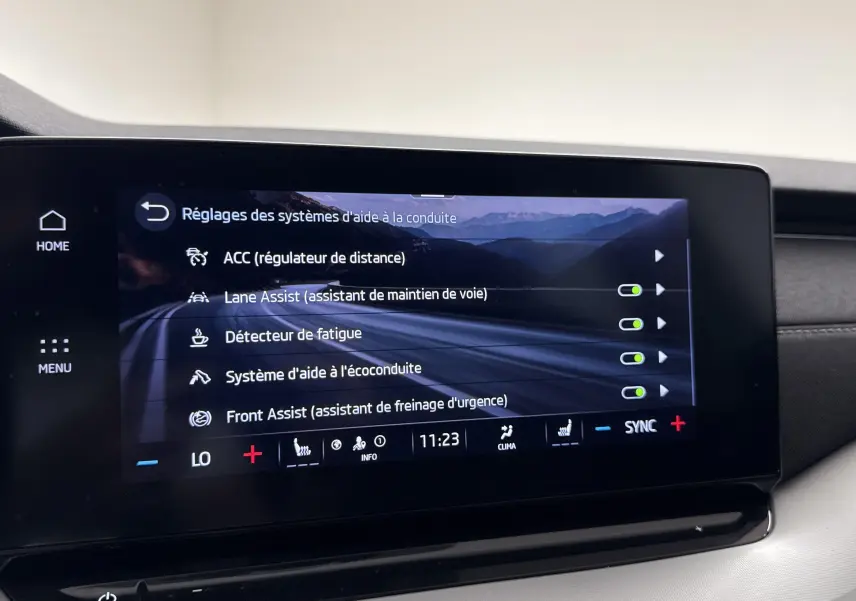 Écran tactile central affichant les réglages d'aide à la conduite dans une Skoda Octavia Combi gris graphite 2023.