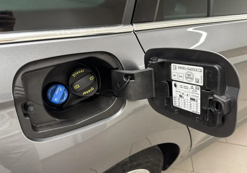 Trappe à carburant ouverte côté gauche d'une Skoda Octavia Combi gris graphite 2023, bouchon diesel et AdBlue visibles.