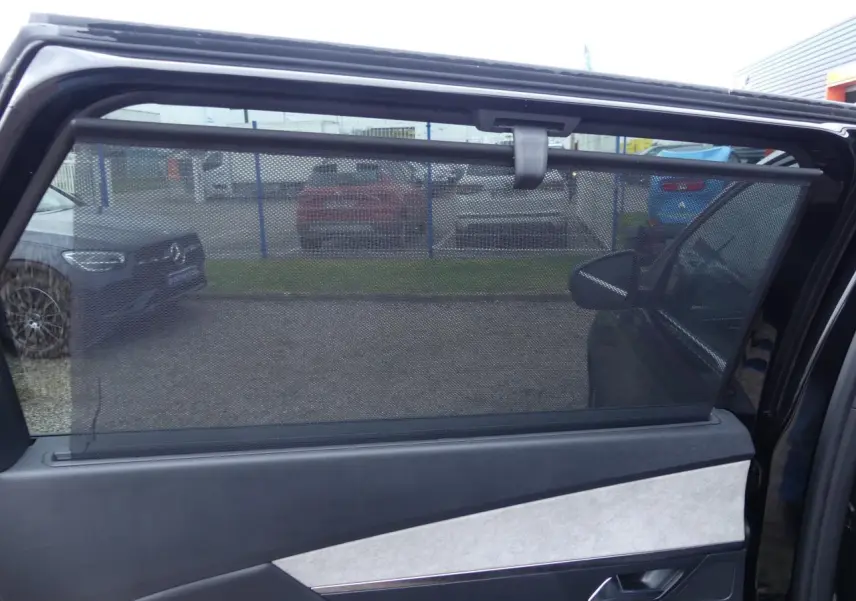 Store pare-soleil déployé sur la porte arrière côté droit d'un Peugeot 5008 noir métallisé 2023 GT