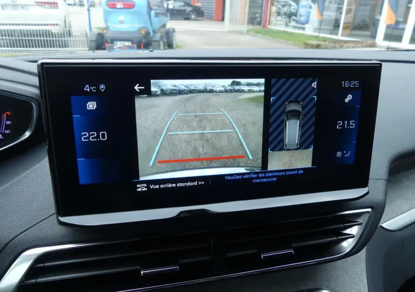 Écran tactile du tableau de bord du Peugeot 5008 GT 2023 montrant la caméra de recul et les réglages de climatisation.