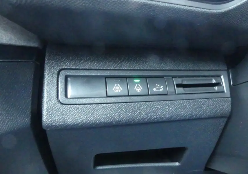 Gros plan sur les commandes de sécurité et assistance du tableau de bord du Peugeot 5008 GT noir métallisé 2023