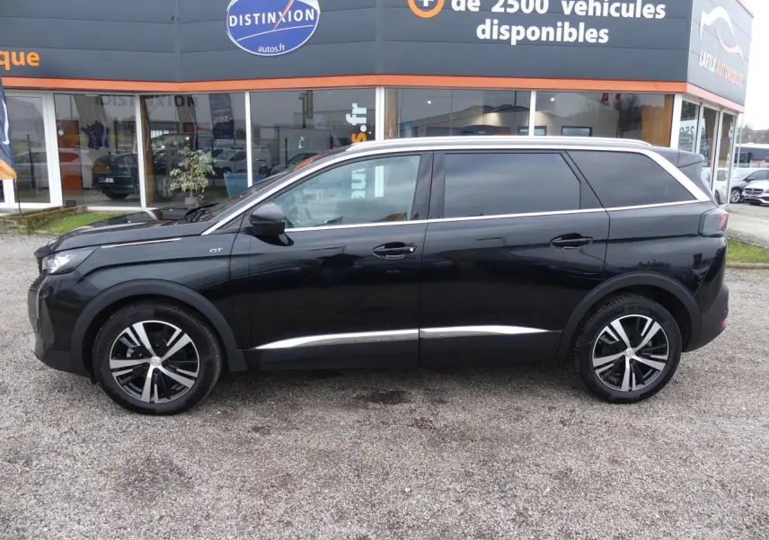 Profil côté gauche du Peugeot 5008 GT noir métallisé avec jantes alliage bicolores et vitres surteintées.