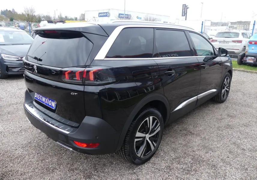 PEUGEOT 5008 GT noir métallisé vu en 3/4 arrière droit avec feux arrière LED 3D et jantes alliage bicolores.