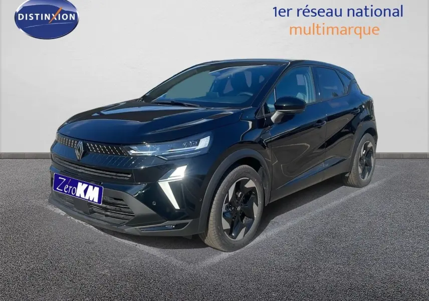 Renault Captur E-Tech hybride noir étoile métal en 3/4 avant droit avec feux LED allumés sur parking.