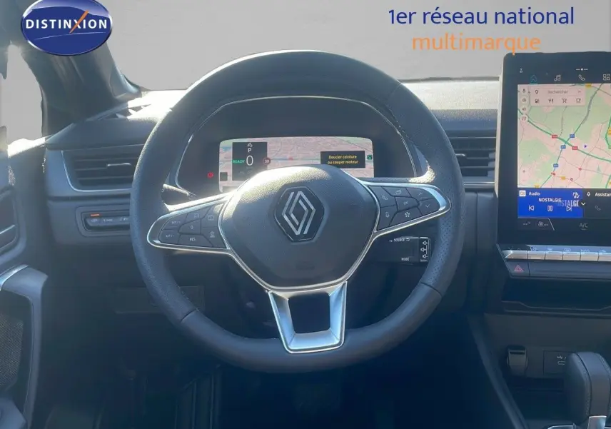 Vue rapprochée du volant noir du Renault Captur E-Tech 2025 avec tableau de bord numérique et écran tactile central.