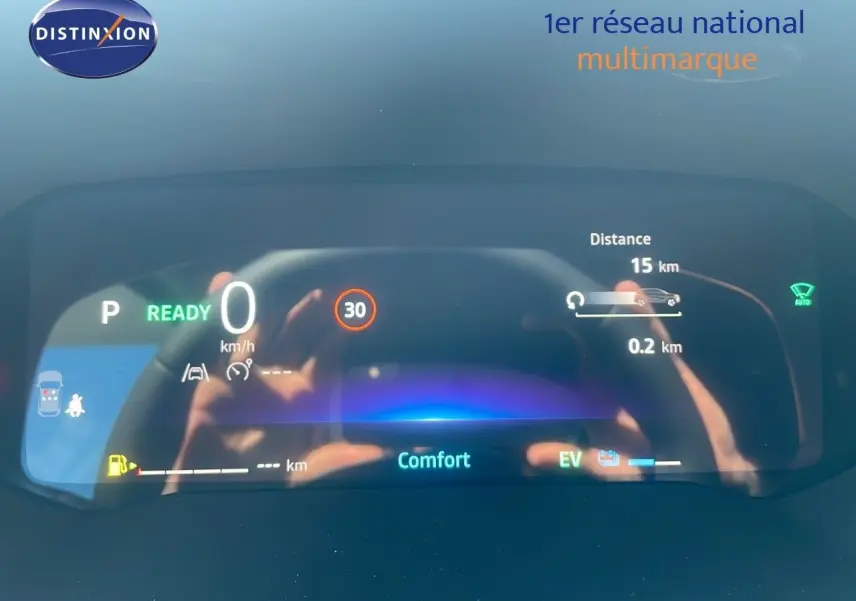 Tableau de bord numérique du Renault Captur E-Tech Hybrid 2025 affichant la vitesse, mode confort et autonomie électrique.