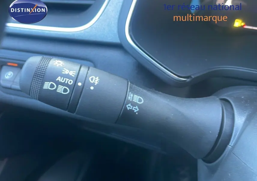 Le commodo des feux et clignotants du tableau de bord du Renault Captur E-Tech Hybrid 2025 en intérieur.