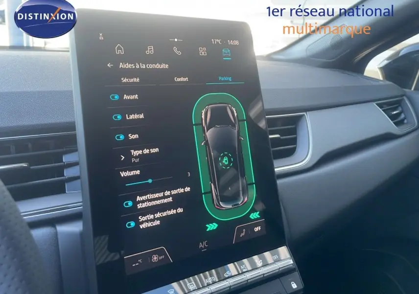 Écran tactile central du tableau de bord du Renault Captur E-Tech Hybrid 2025 affichant les aides à la conduite.