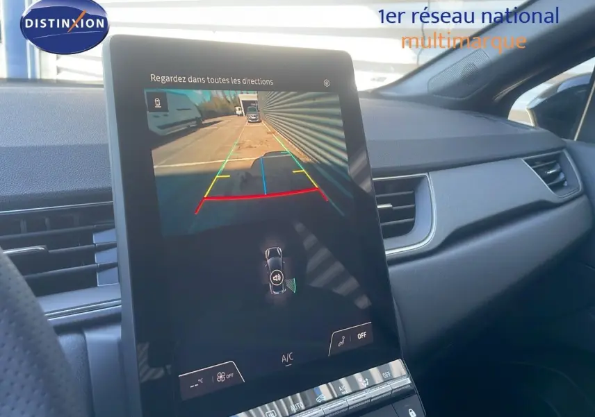 Écran central affichant la caméra de recul dans l’habitacle gris du Renault Captur E-Tech Hybrid noir étoile métal, vue de face.