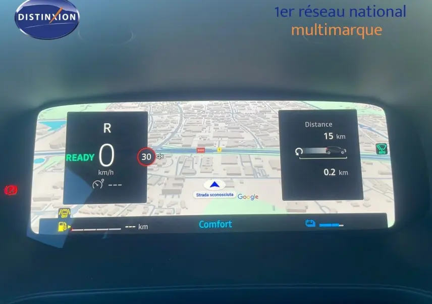 Tableau de bord numérique du Renault Captur E-Tech Hybrid 2025 affichant navigation et informations de conduite.