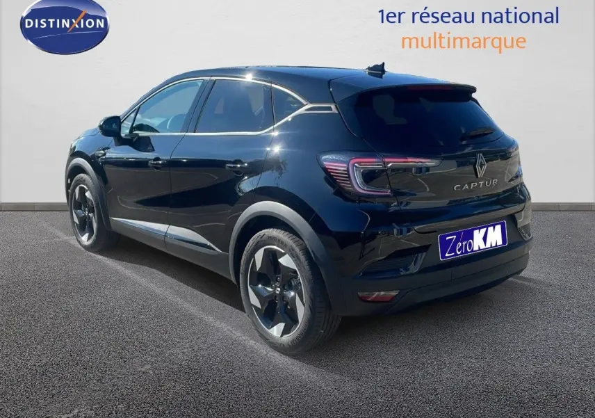 Vue 3/4 arrière droite d'un Renault Captur E-Tech hybride noir étoile métal avec jantes noires distinctives.