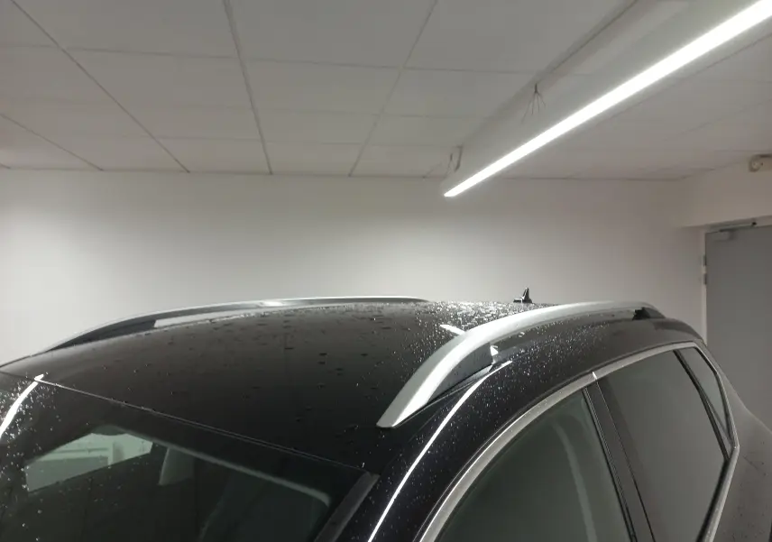 Toit et barres de toit argentées du SEAT Ateca 2.0 TDI 150 DSG7 Copa noir Magic Nacré vus de profil arrière droit