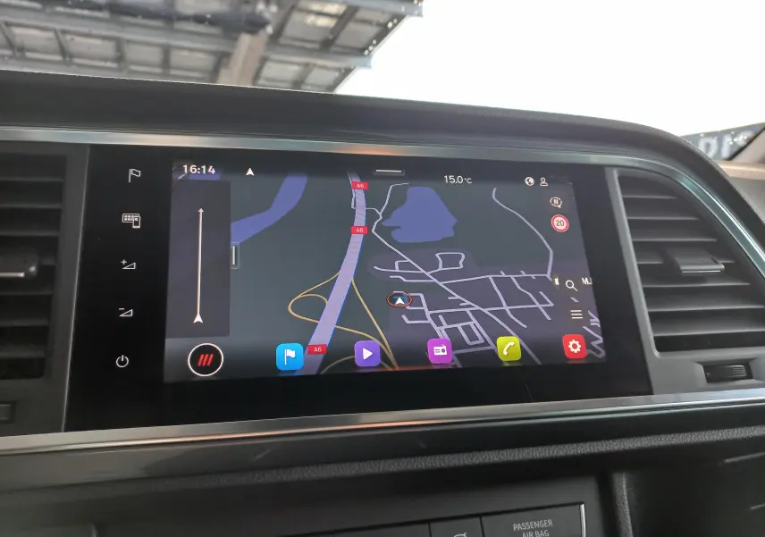 Écran tactile central du tableau de bord du SEAT Ateca 2025 affichant la navigation GPS en intérieur.