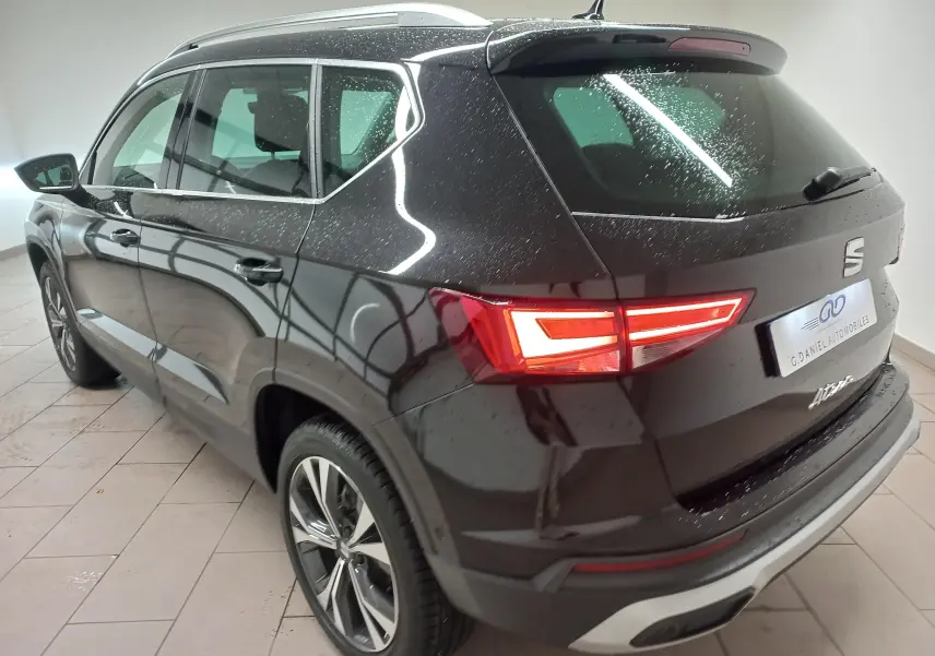 SEAT Ateca 2.0 TDI 150 DSG7 COPA noir Magic Nacré vu 3/4 arrière droit avec jantes alliage 18'' et hayon électrique.