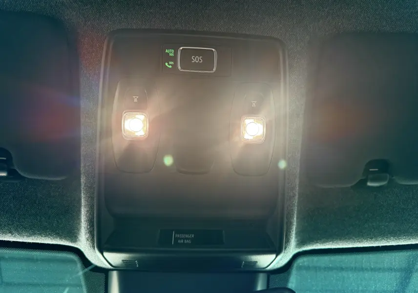 Plafonnier intérieur avec éclairage LED et bouton SOS du Renault Captur E-Tech hybride 2025, vue de dessous