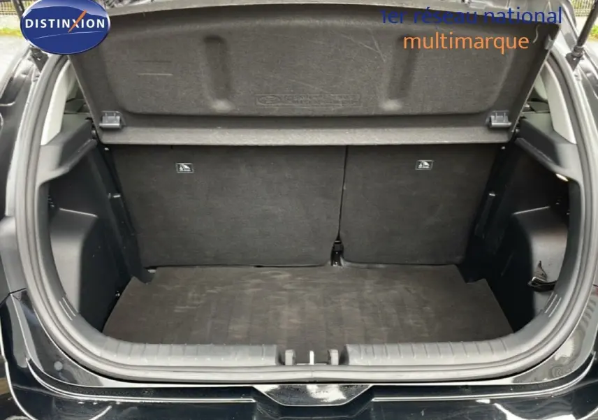 Coffre ouvert de la Hyundai i20 2025 noir Phantom Metal, montrant l'espace de chargement intérieur propre et spacieux.