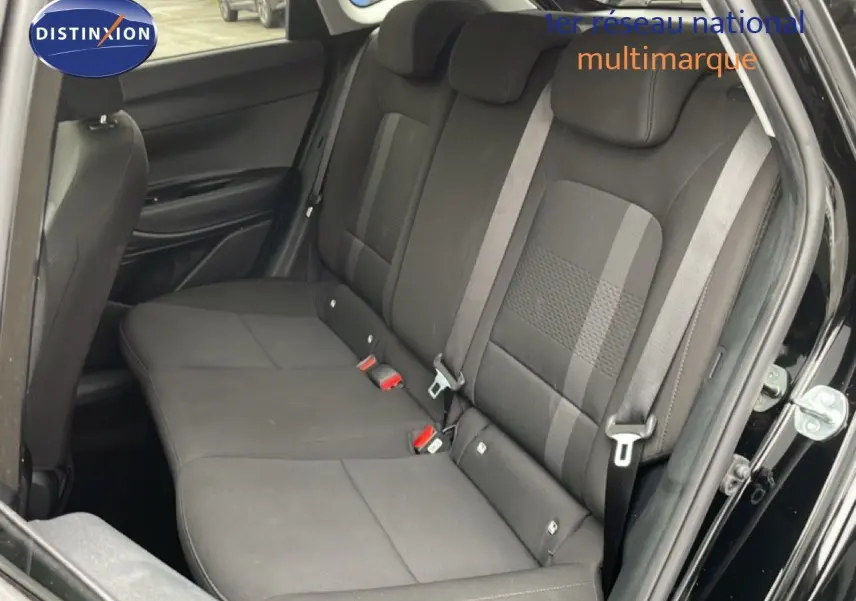 Vue côté droit des sièges arrière en tissu noir de la Hyundai i20 2025 finition Klass noir Phantom Metal.