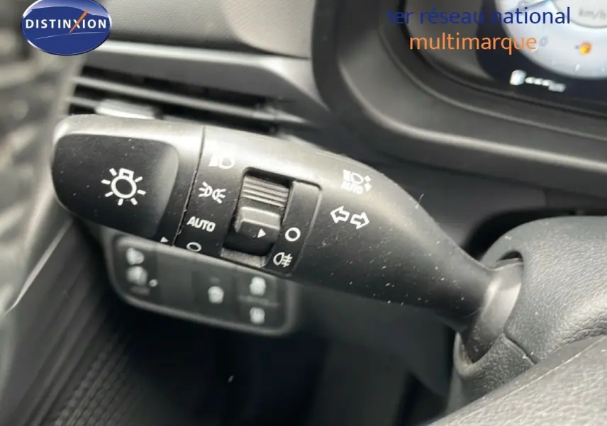 Le commodo des feux et clignotants de la Hyundai i20 2025 en noir Phantom Metal, vue rapprochée côté gauche du volant.