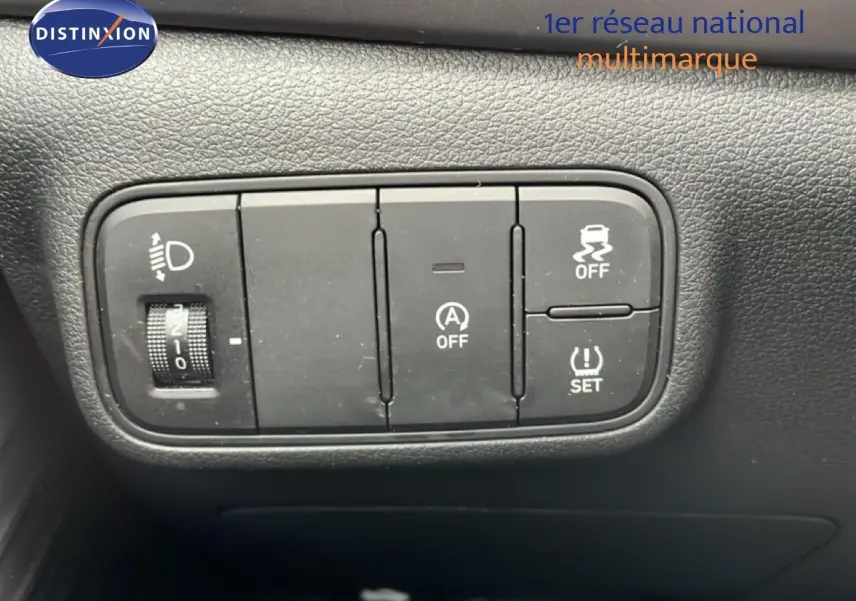Panneau de commandes intérieures noires avec réglage des phares et fonctions d'assistance sur Hyundai i20 noir Phantom Metal 2025.