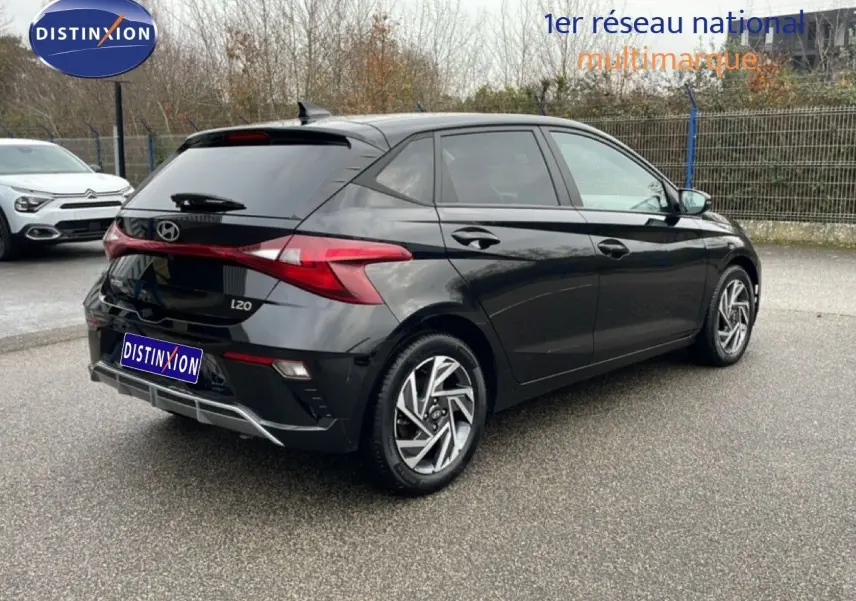 Vue 3/4 arrière droite d'une Hyundai i20 noire Phantom Metal 2025 avec feux arrière LED et jantes alliage distinctives.